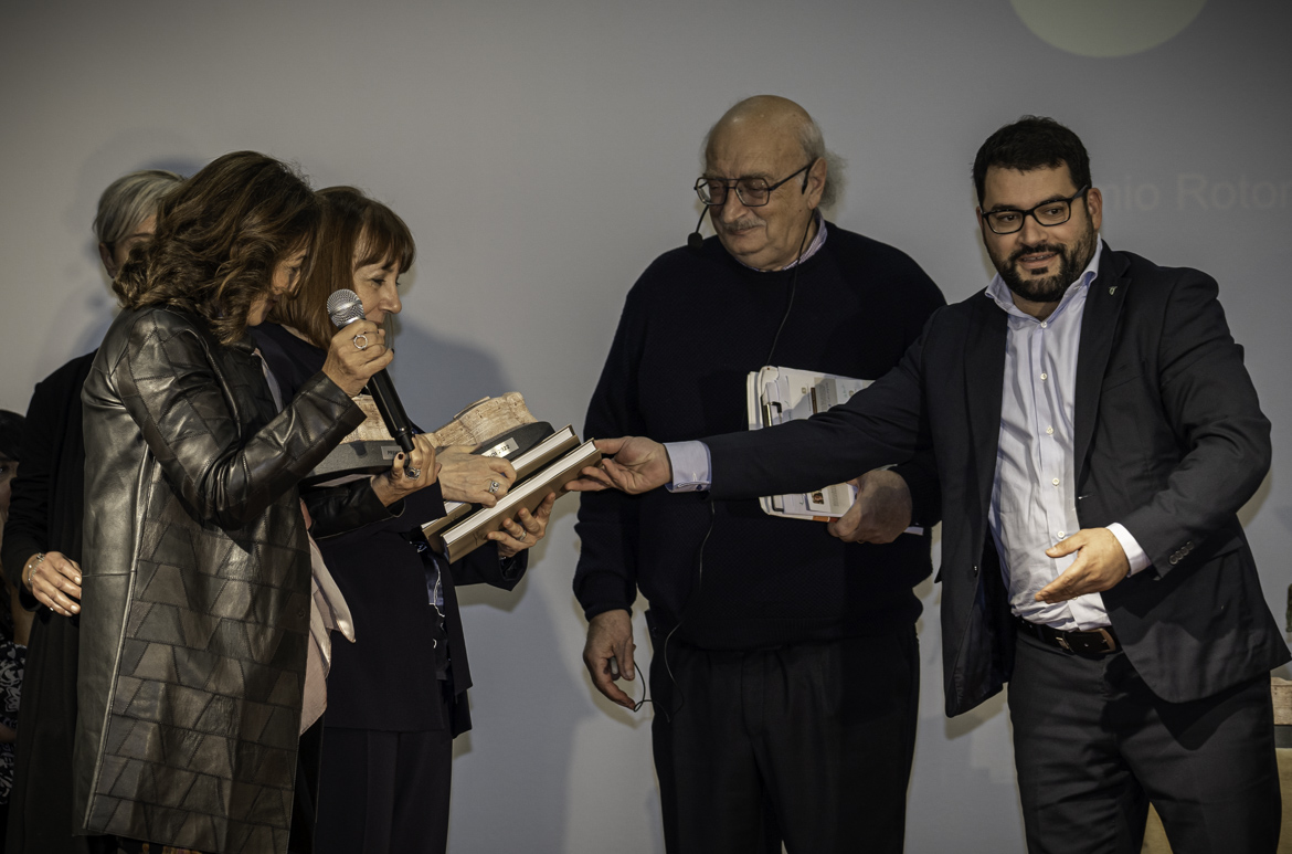 Ritirano il premio le Professoresse Anna Cerboni Baiardi e Marzia Faietti - Consegna il Premio il consigliere regionale Giacomo Rossi - Salvatore Giannella
