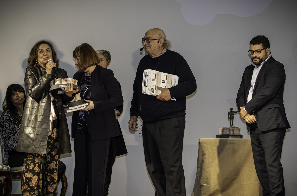 Ritirano il premio le Professoresse Anna Cerboni Baiardi e Marzia Faietti - Consegna il Premio il consigliere regionale Giacomo Rossi - Salvatore Giannella