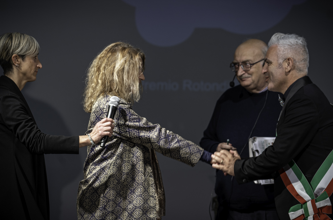 Vince il premio Giuseppina Antognini - Consegna il Premio il Sindaco di Sassocorvaro Auditore Daniele Grossi - Salvatore Giannella