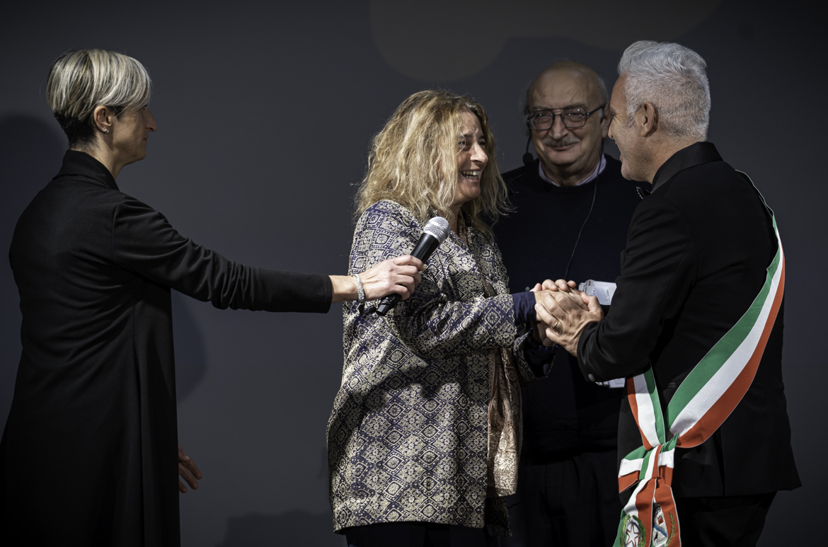 Vince il premio Giuseppina Antognini - Consegna il Premio il Sindaco di Sassocorvaro Auditore Daniele Grossi - Salvatore Giannella