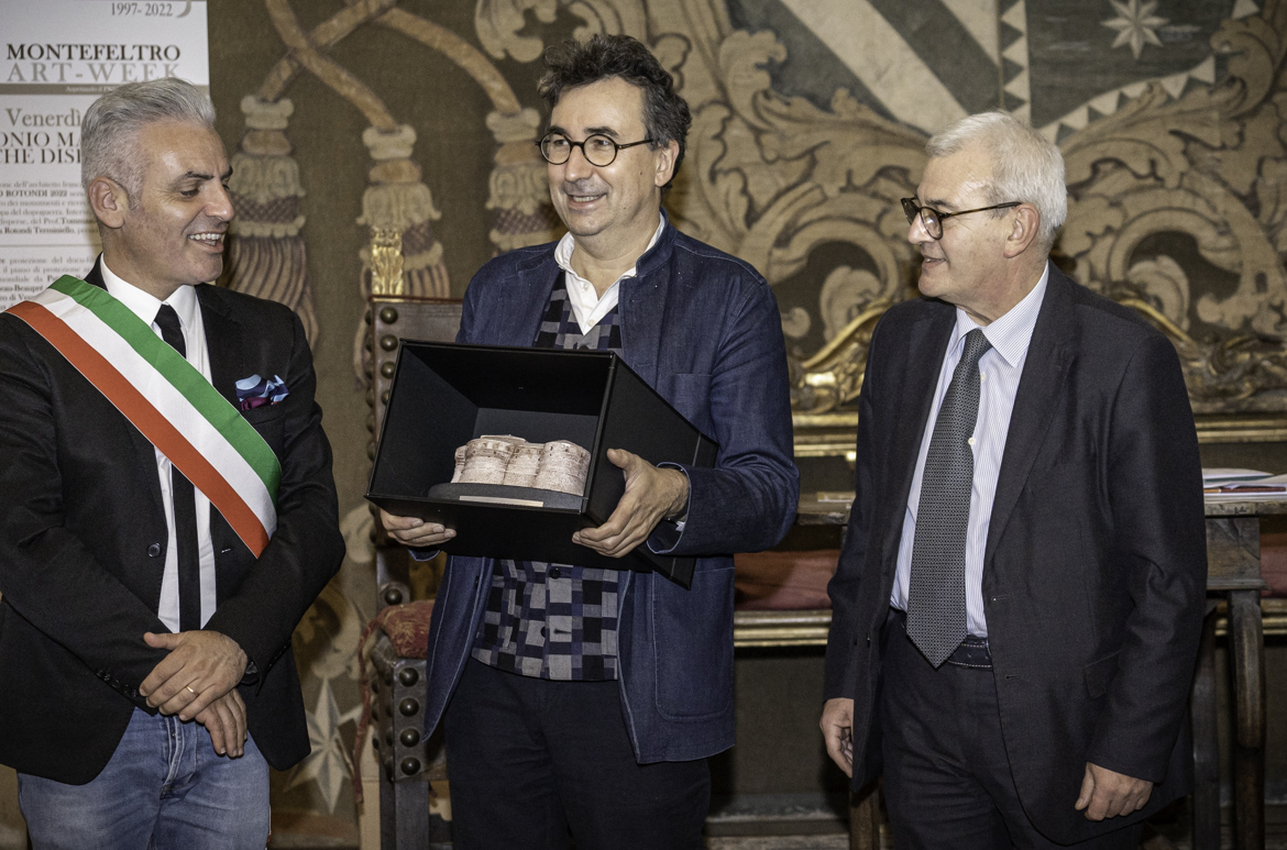 Ritira il Premio Comunicazione l'Architetto Nicolas Detry - Consegna il Premio il Prefetto di Pesaro Tommaso Ricciardi - Salvatore Giannella