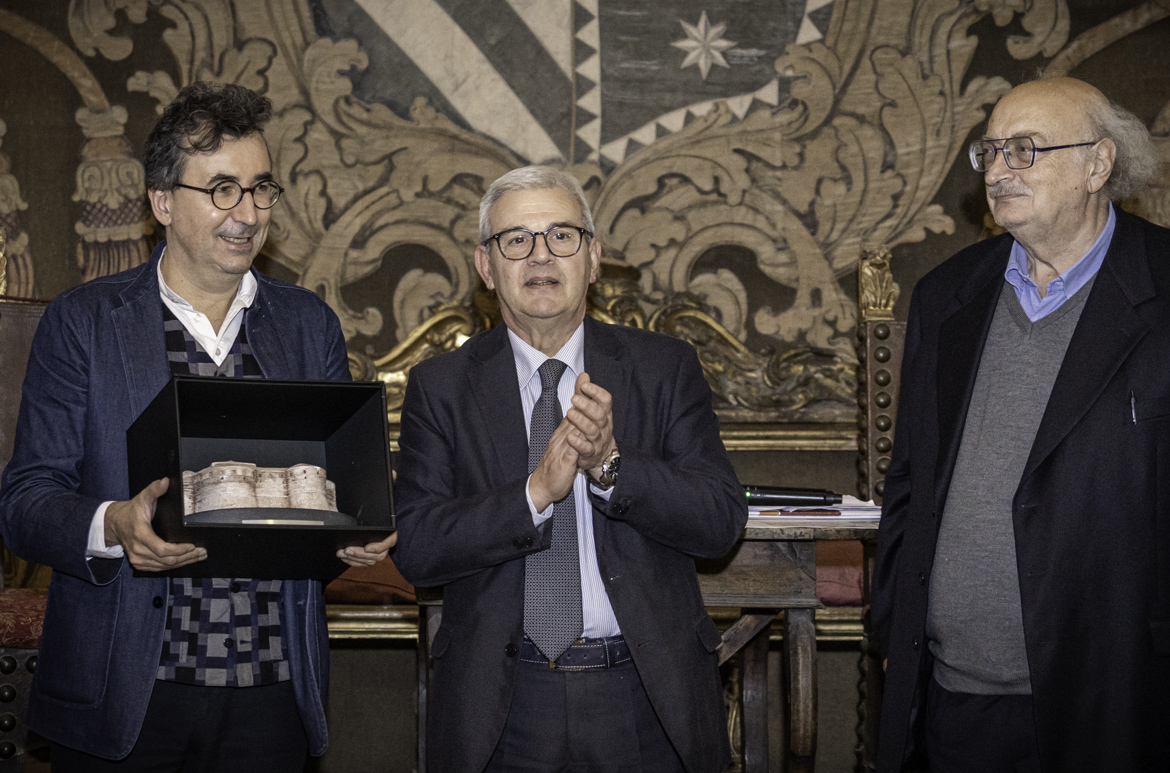 Ritira il Premio Comunicazione l'Architetto Nicolas Detry - Consegna il Premio il Prefetto di Pesaro Tommaso Ricciardi - Salvatore Giannella
