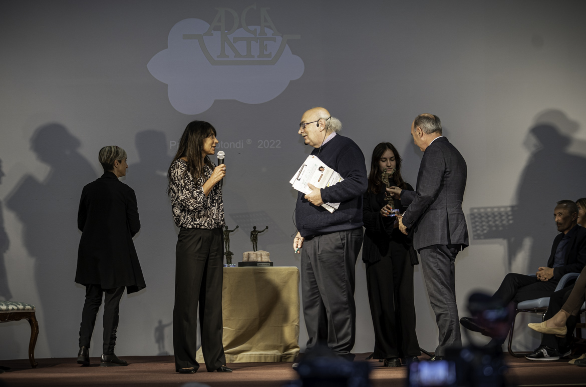 Ritira il premio la Professoressa Maria Letizia Amadori - Consegna il Premio il Rettore dell'Università di Urbino Giorgio Calcagnini - Salvatore Giannella