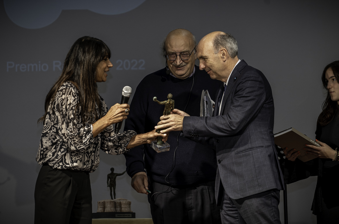Ritira il premio la Professoressa Maria Letizia Amadori - Consegna il Premio il Rettore dell'Università di Urbino Giorgio Calcagnini - Salvatore Giannella